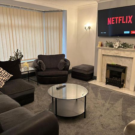 Cozy 3 Bed Home In Halifax With Secure Parking - Long & Short Stays Welcome! Extérieur photo
