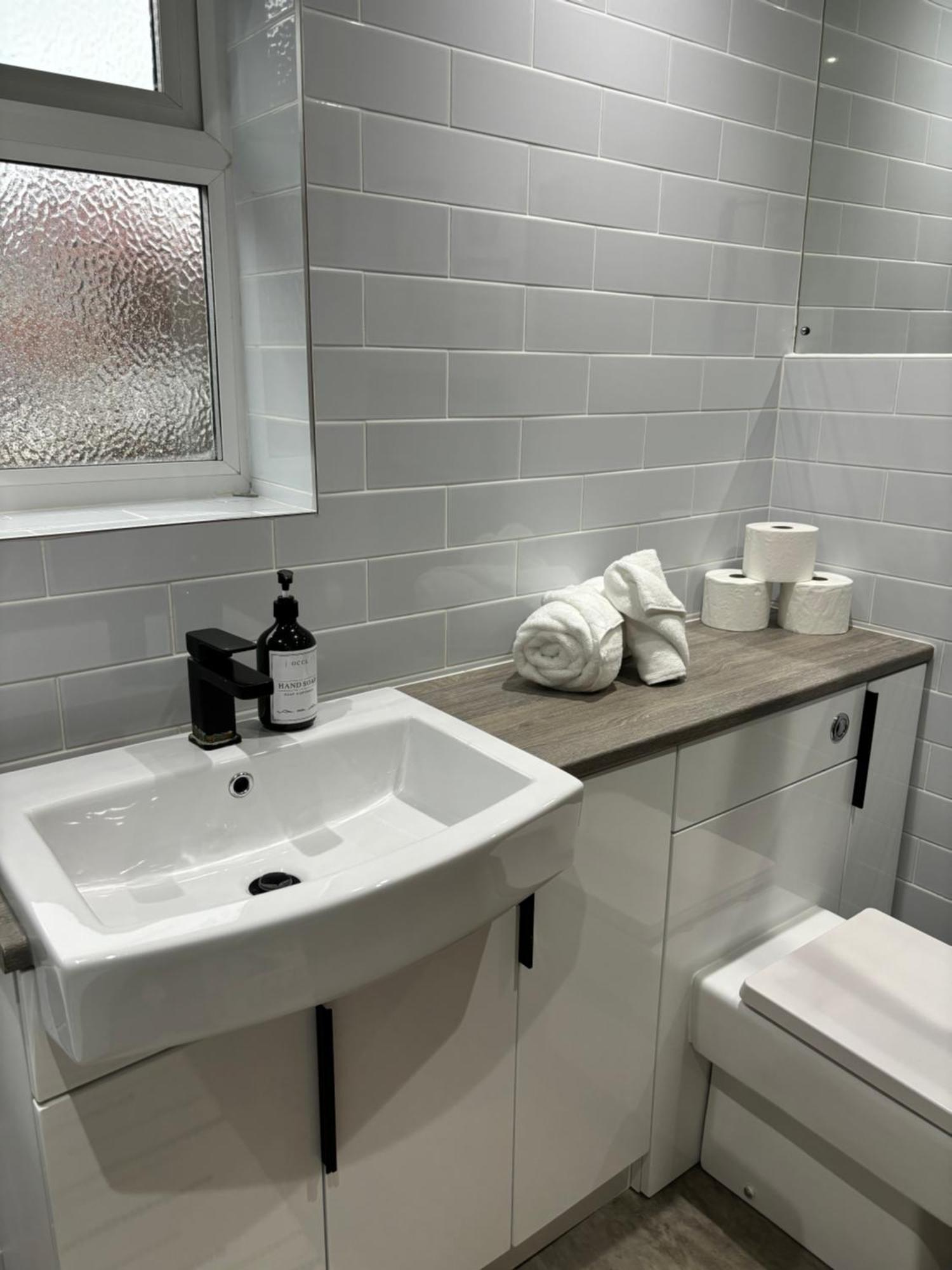 Cozy 3 Bed Home In Halifax With Secure Parking - Long & Short Stays Welcome! Extérieur photo
