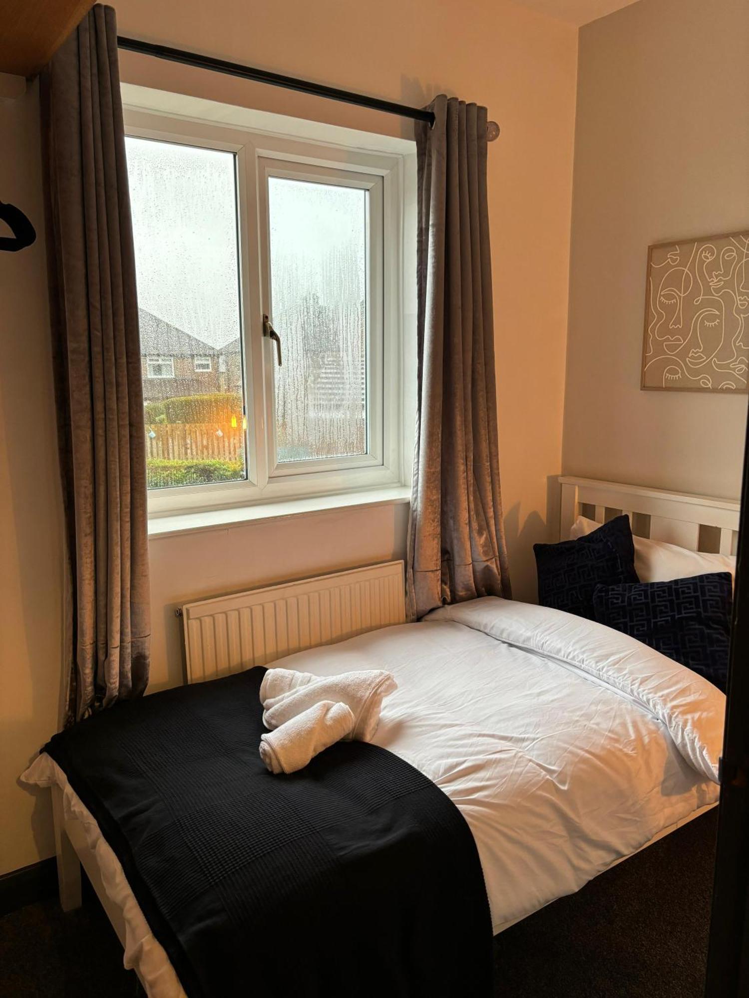 Cozy 3 Bed Home In Halifax With Secure Parking - Long & Short Stays Welcome! Extérieur photo