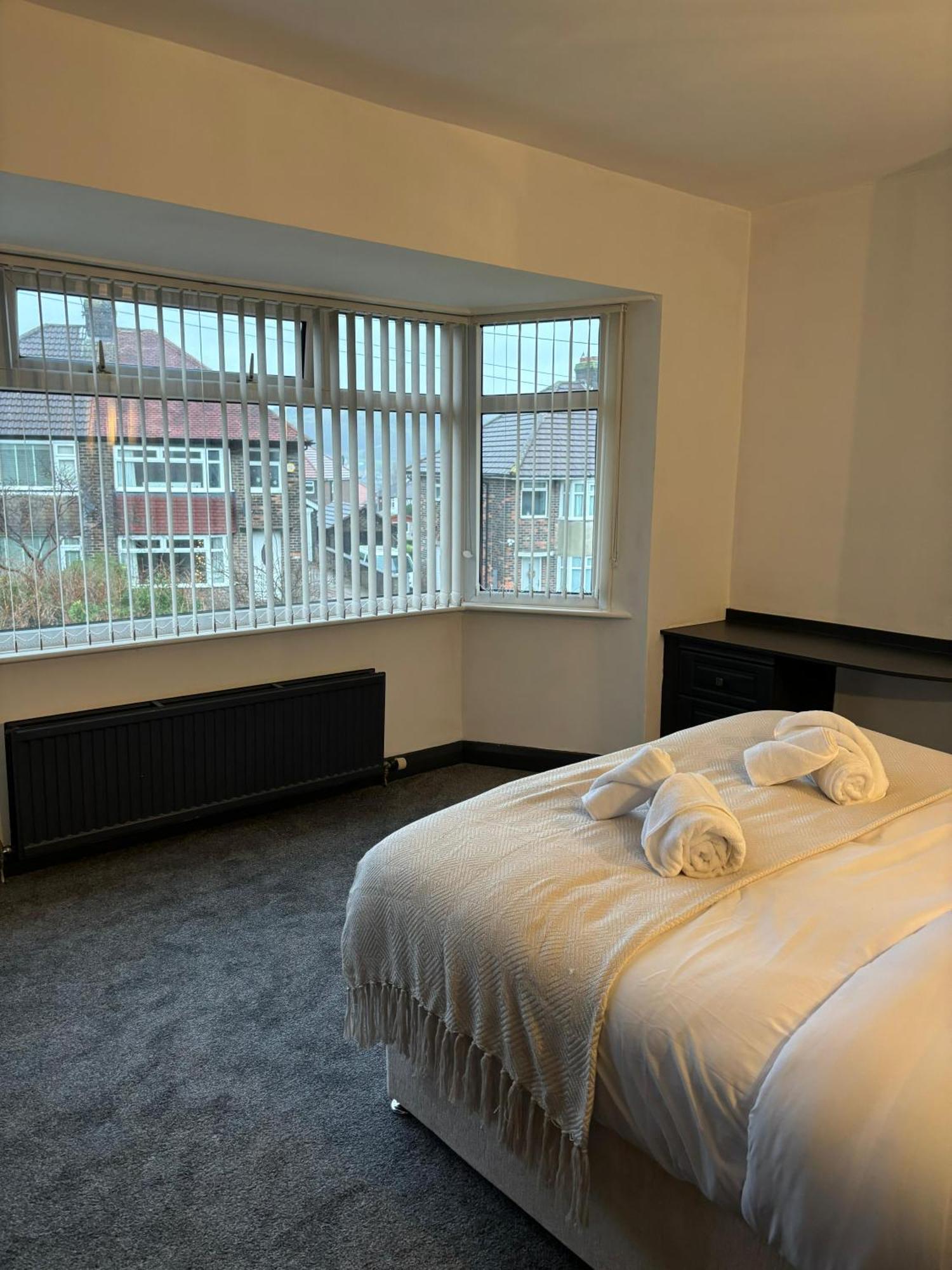 Cozy 3 Bed Home In Halifax With Secure Parking - Long & Short Stays Welcome! Extérieur photo