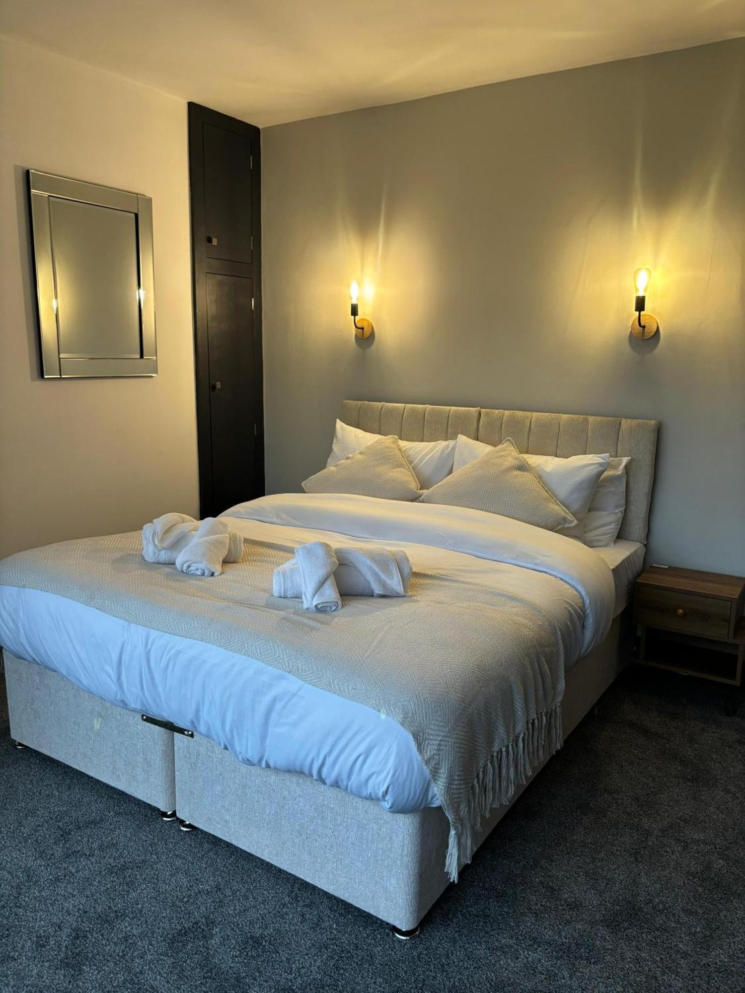 Cozy 3 Bed Home In Halifax With Secure Parking - Long & Short Stays Welcome! Extérieur photo