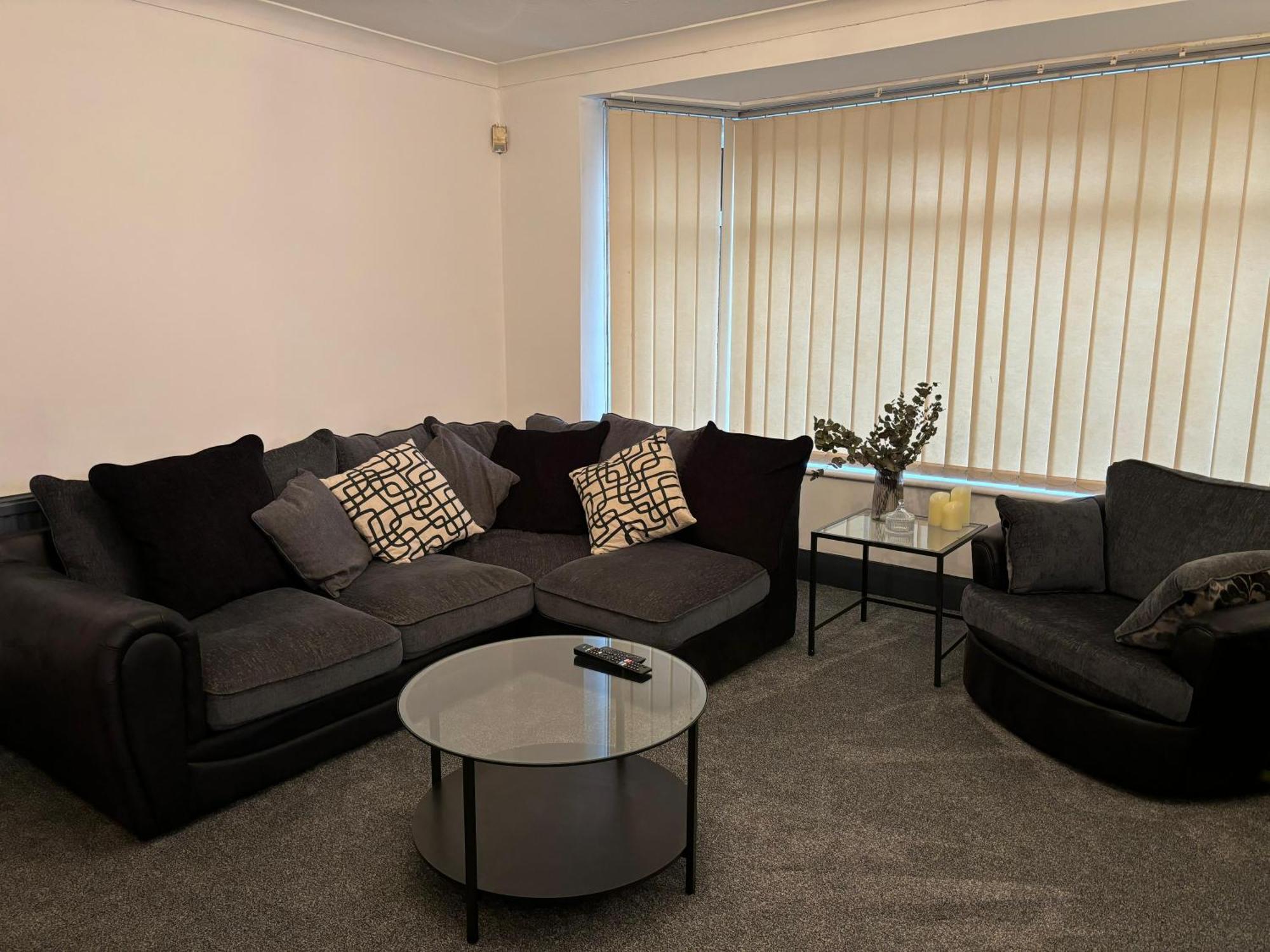 Cozy 3 Bed Home In Halifax With Secure Parking - Long & Short Stays Welcome! Extérieur photo