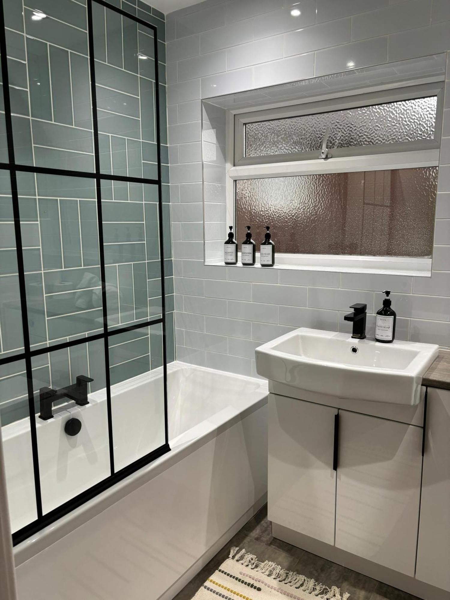 Cozy 3 Bed Home In Halifax With Secure Parking - Long & Short Stays Welcome! Extérieur photo