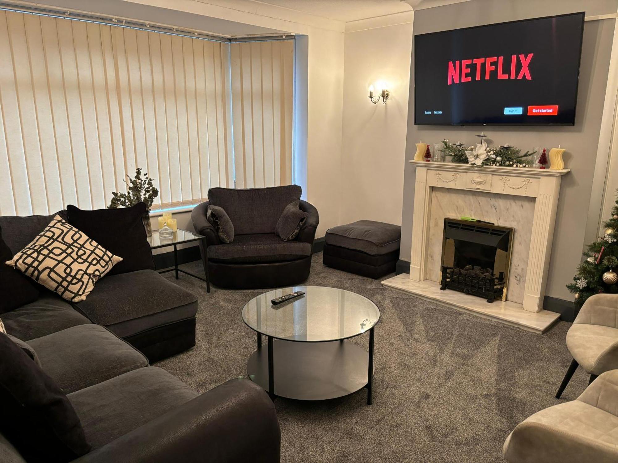 Cozy 3 Bed Home In Halifax With Secure Parking - Long & Short Stays Welcome! Extérieur photo